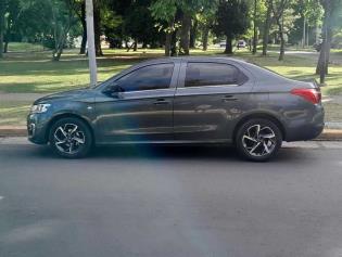 Vehículo con 5 imágenes